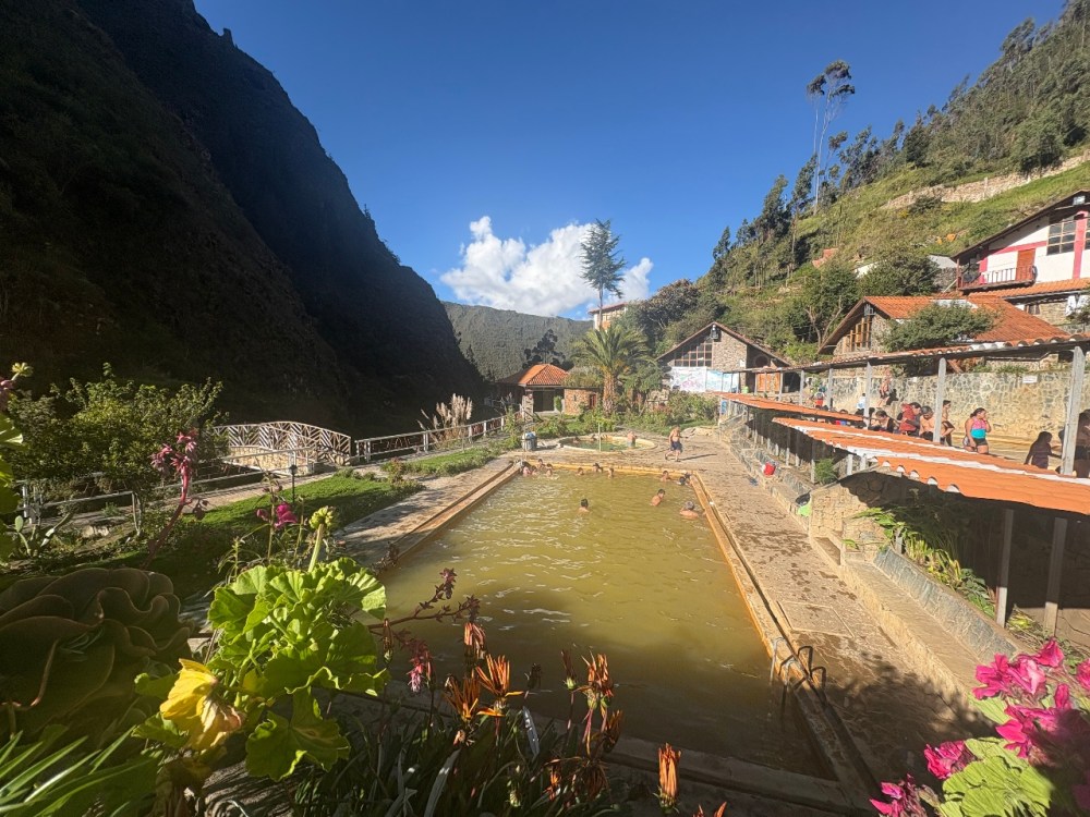 LARES-PISCINA-AGUAS-RFIAS-1000x750 - Relájate en estas aguas termales a tres horas de Cusco