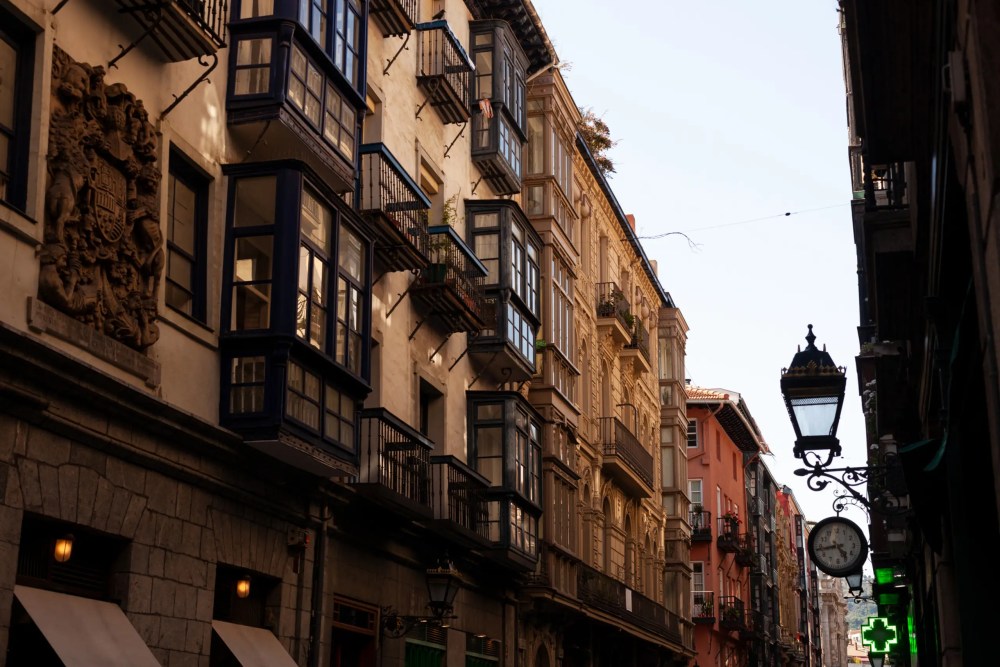 casco-antiguo-bilbao-1000x667 - Este verano déjate sorprender por Bilbao: arte, sabor y emoción