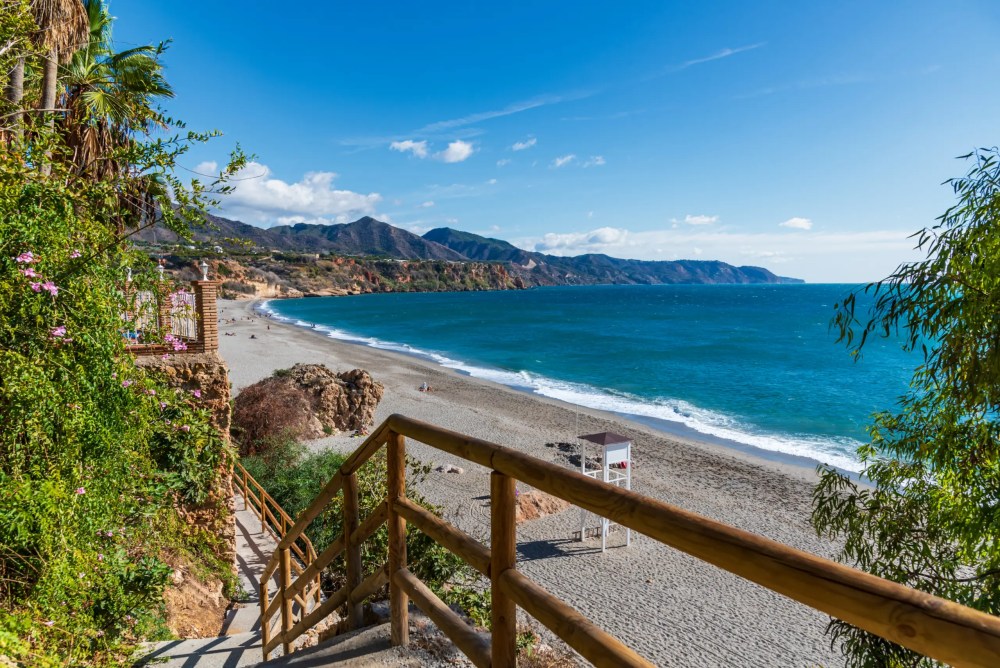 playa-de-burriana-1000x668 - Costa del Sol: las playas que no te puedes perder este verano