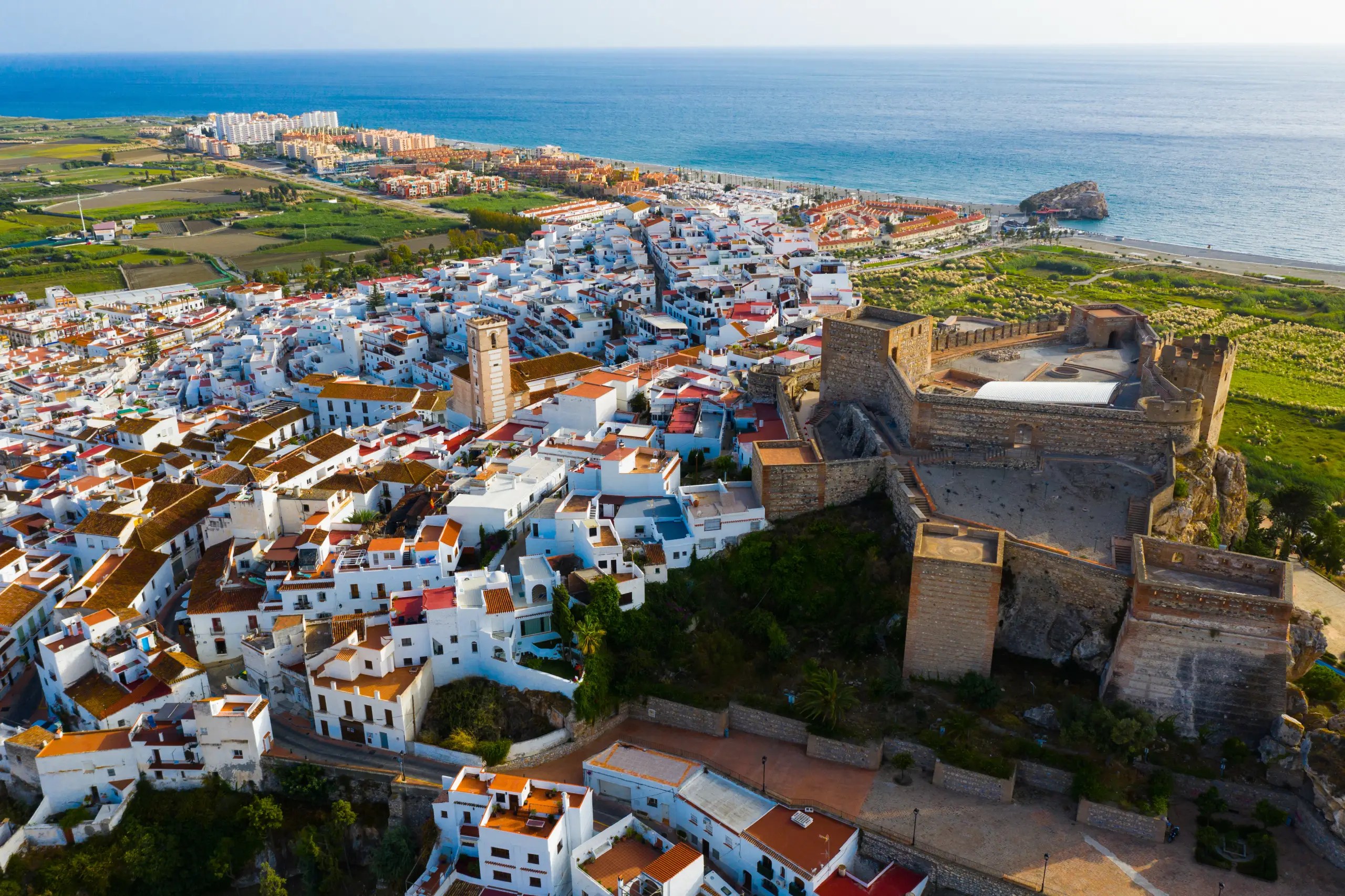 El encantador pueblo granadino con clima tropical donde bucear, comer rico y disfrutar de su patrimonio