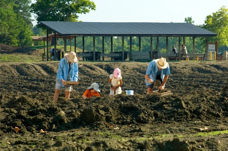 TAL-header-sifting-crater-of-diamonds-state-park-arkansas-DIAMONDSTPRK0625-ca7f85b4cc224f4ba5f4965e134b837b - Travel + Leisure en Español - Edición Colombia