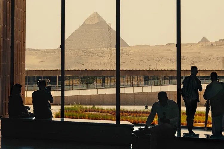 TAL-egypt-pyramid-view-museum-CAIRO1025-c06487c1a06d4f6bbe894bda440dd208 - Travel + Leisure en Español