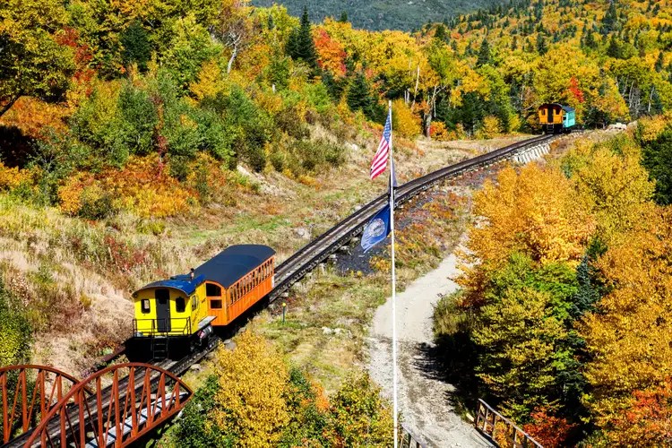Este histórico tren sube a la montaña más alta de Nueva Inglaterra, y ofrece las mejores vistas del otoño