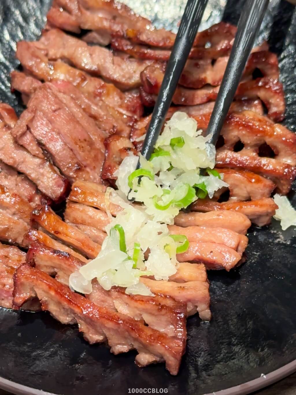台北東區必吃「原木燒肉」60公分超長牛舌和各種頂級肉品,還有專人全程代烤! 25 原木燒肉-全程專人代烤-大安區首選燒肉-大安去必吃燒肉-大安區燒肉推薦-台北新開幕燒肉-台北聚餐燒肉-台北便宜燒肉-1000cc