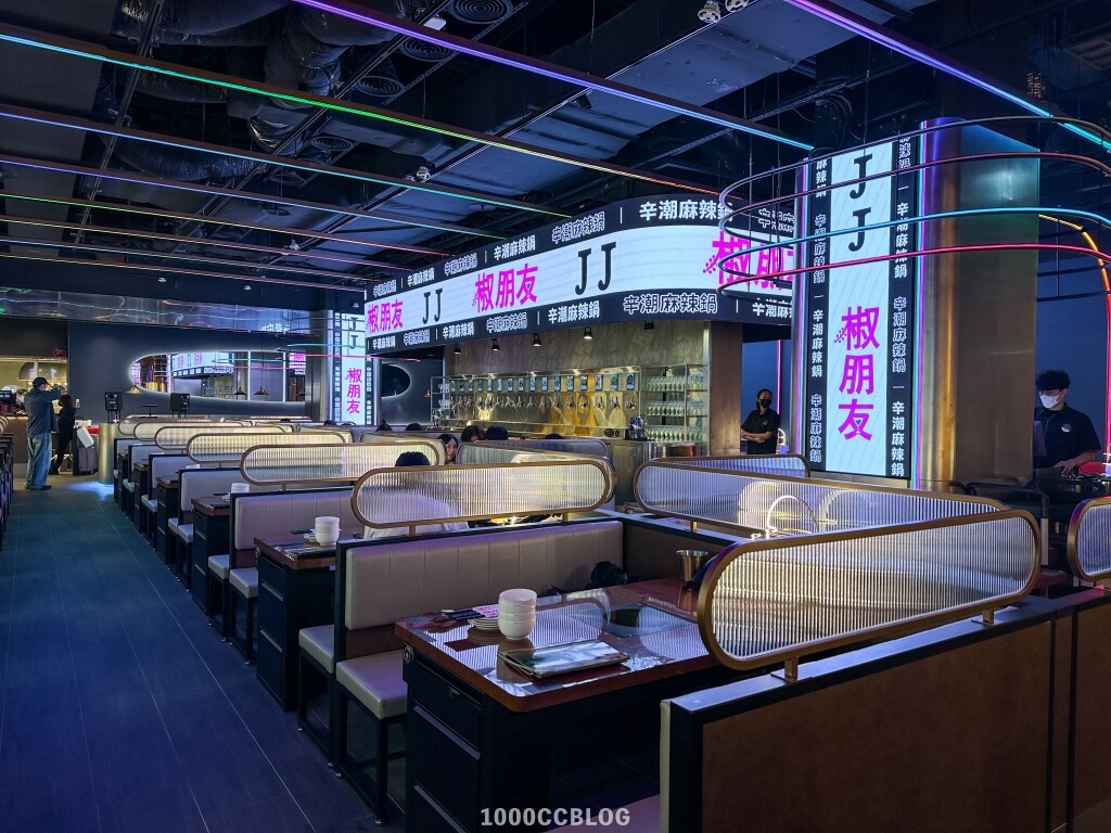 信義區新潮鍋物「椒朋友辛潮麻辣鍋」全台唯一24種潮酒牆還有Godiva雪糕吃到飽!! 10 台北夢廣場店Dream Plaza 台北最新麻辣火鍋 最有特色 首推麻辣鍋 交朋友麻辣鍋 聚會首選 火鍋平價火鍋 超強酒牆壁 1000cc70