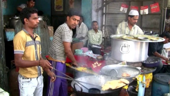 Four Ways to Avoid Food Poisoning While Traveling Avoid Food Poisoning While Traveling