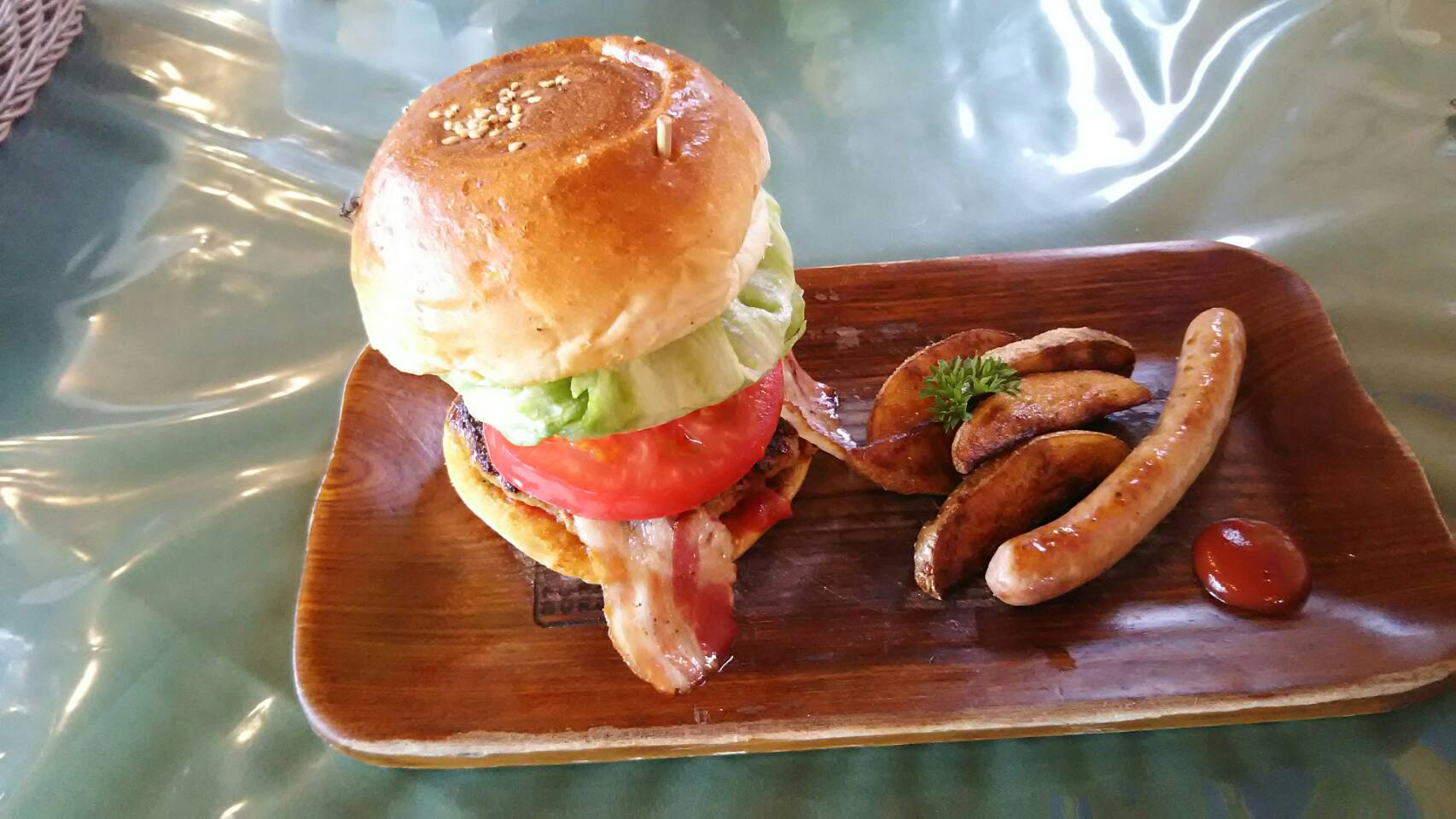 富良野といえば、ボリューム満点ふらのバーガー！