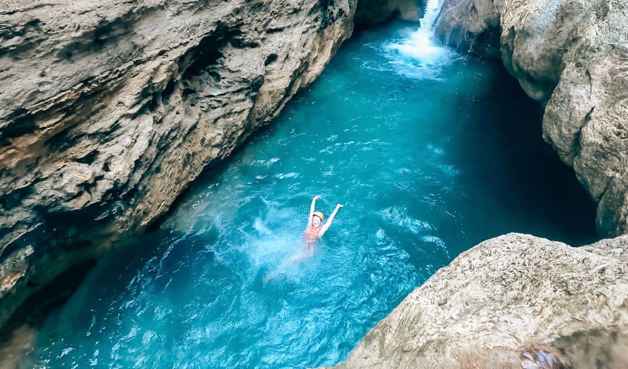 girl canyoneering in kawasan falls