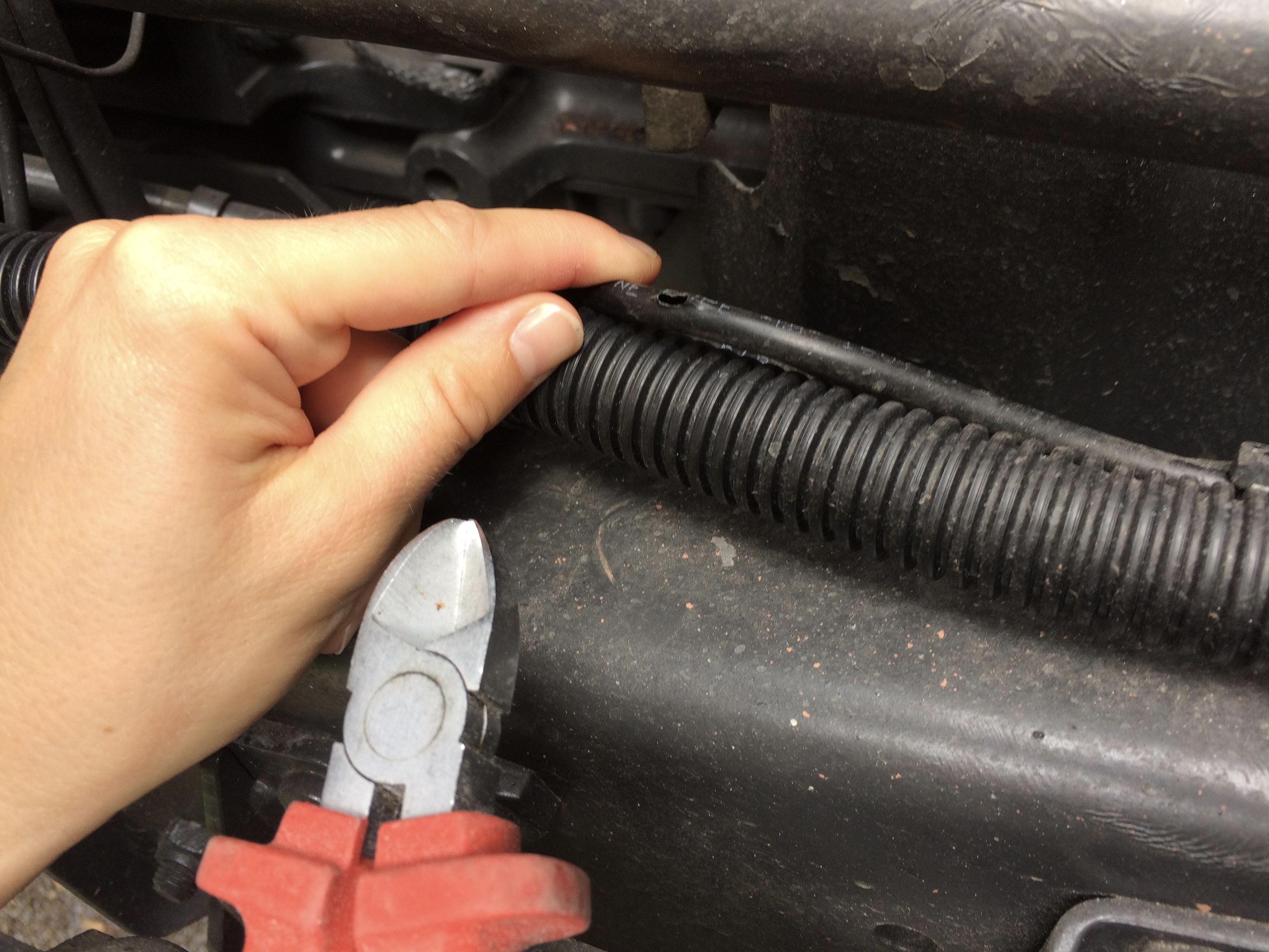 Benz - Luftschlauch mit Wellschutzrohr im Rahmen verlegt