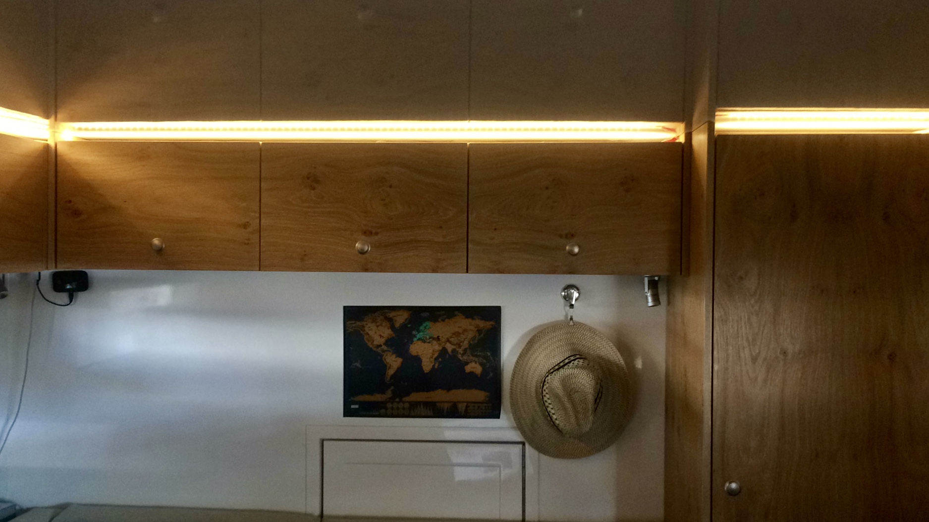 Benz - Schrankbelüftung mit indirekter Beleuchtung