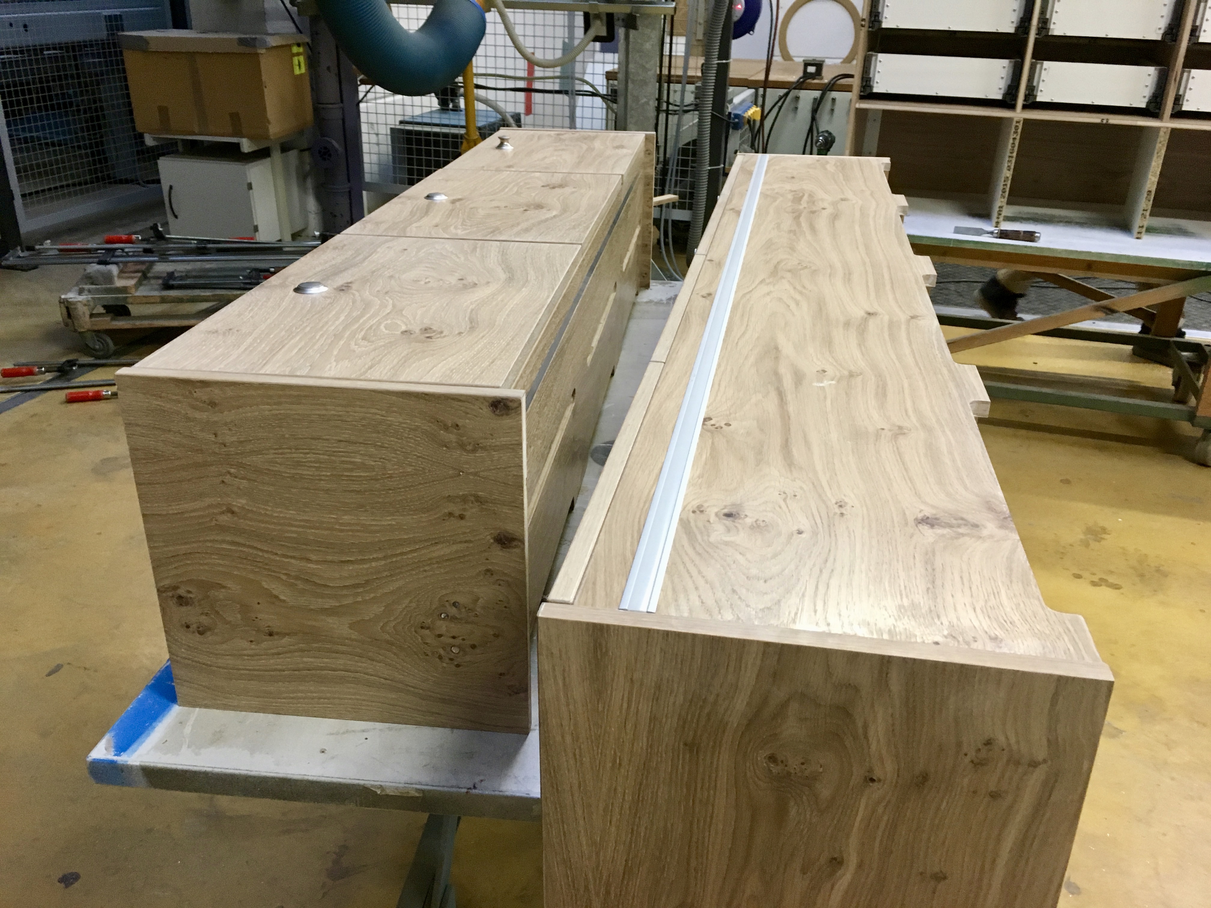 Benz - Hängeschränke mit Lüftung oben und hinten