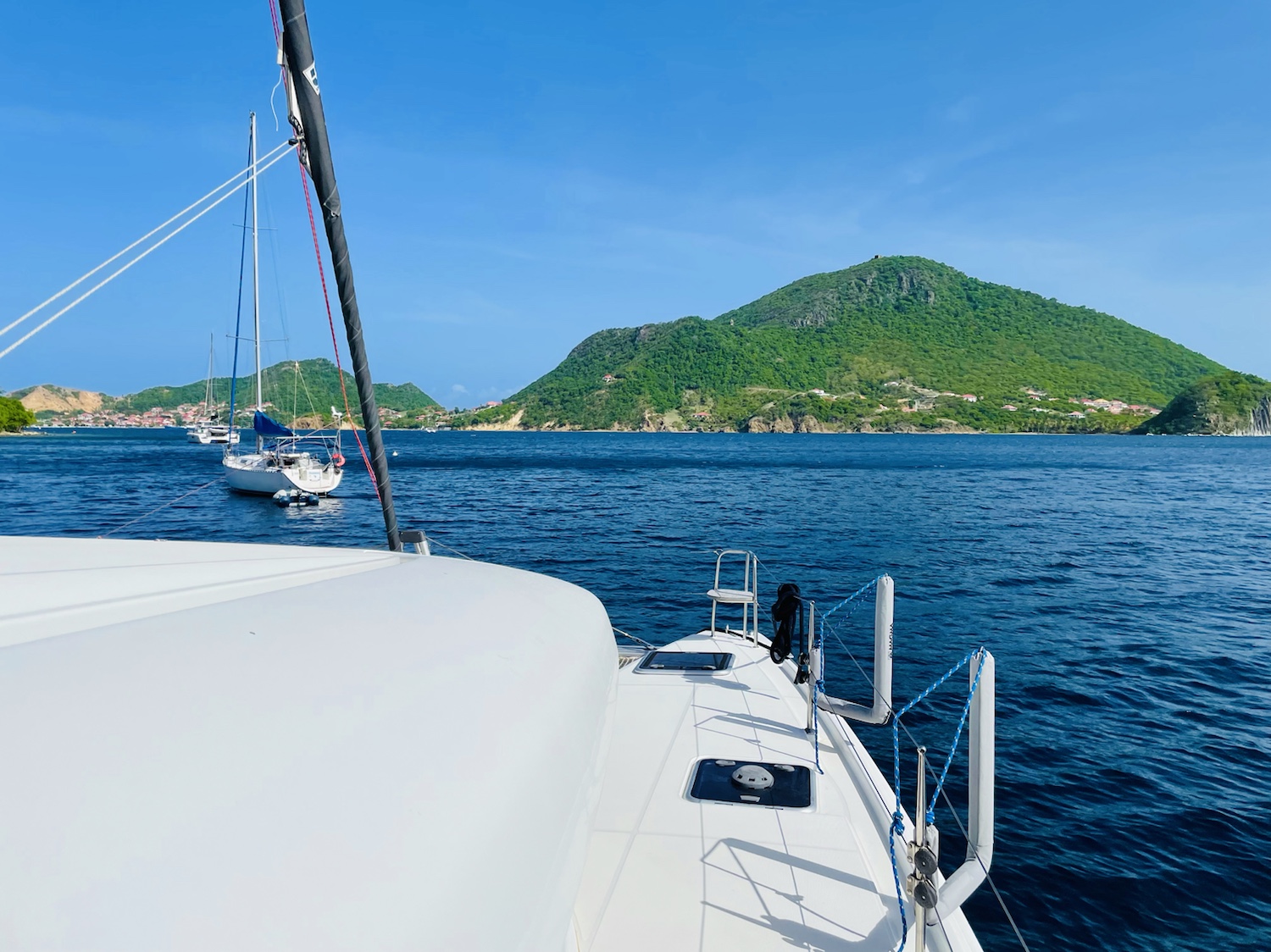 Ankunft in Îles des Saintes: Mooringfeld vor Îlet Cabrit mit Blick auf Terre d'en Haut
