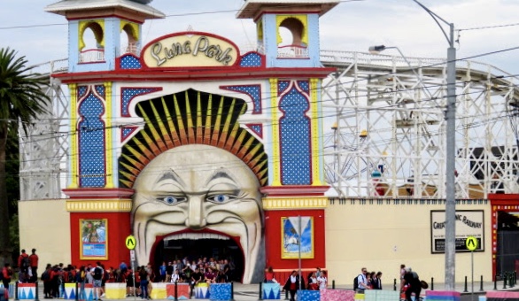 The entrance to Luna Park, spewing out visitors!