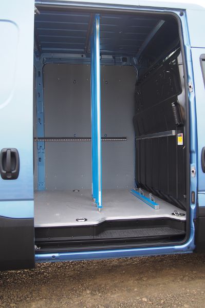 Ladungssicherungs-System von Sortimo: Ladungsanschlag vorn, senkrechte Sicherungsstangen, Verzurrmöglichkeiten im Boden, an der Trennwand und an den Seiten. © Wolfgang Tschakert / mid / TRD