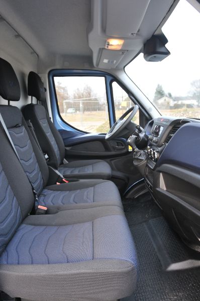 Das Fahrerhaus: Platz für drei, bequeme Sitze. © Wolfgang Tschakert / mid / TRD