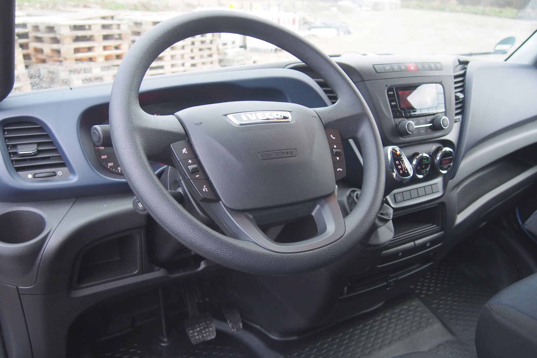 Nur in der Höhe verstellbares Lenkrad mit Funktionstasten. © Wolfgang Tschakert / mid / TRD