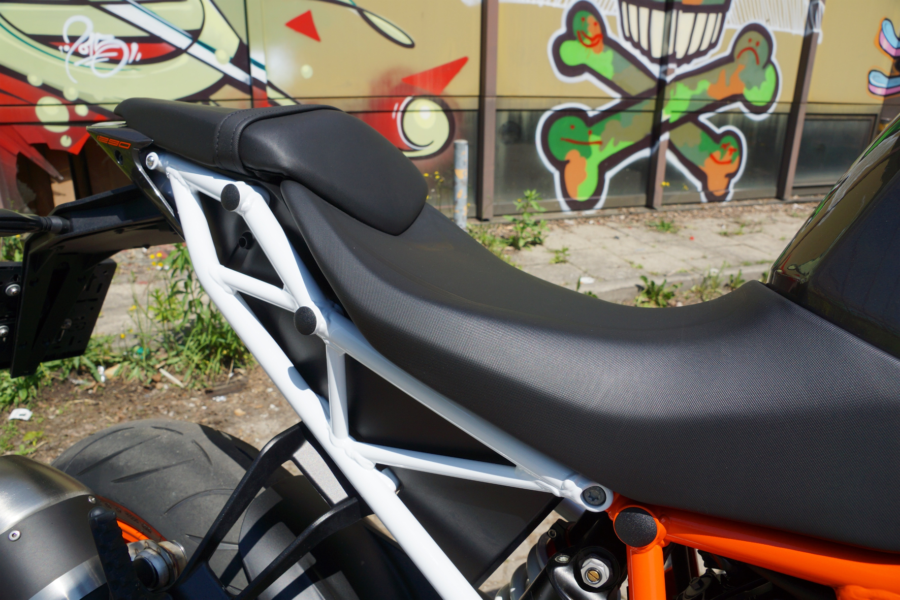 Der Sozius-Sitz der Super Duke liegt nochmals ein gutes Stück höher als der Fahrersitz. © Ralf Schütze / mid / TRD Motorrad