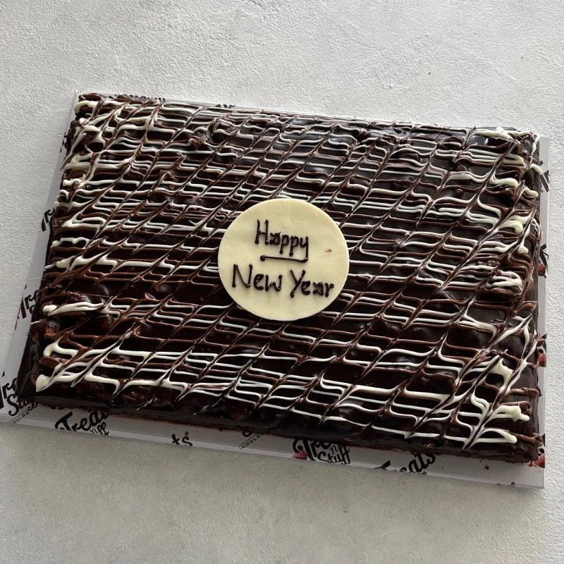 1.5kg Chunky Chocolate Brownie Cake with HAPPY NEW YEAR