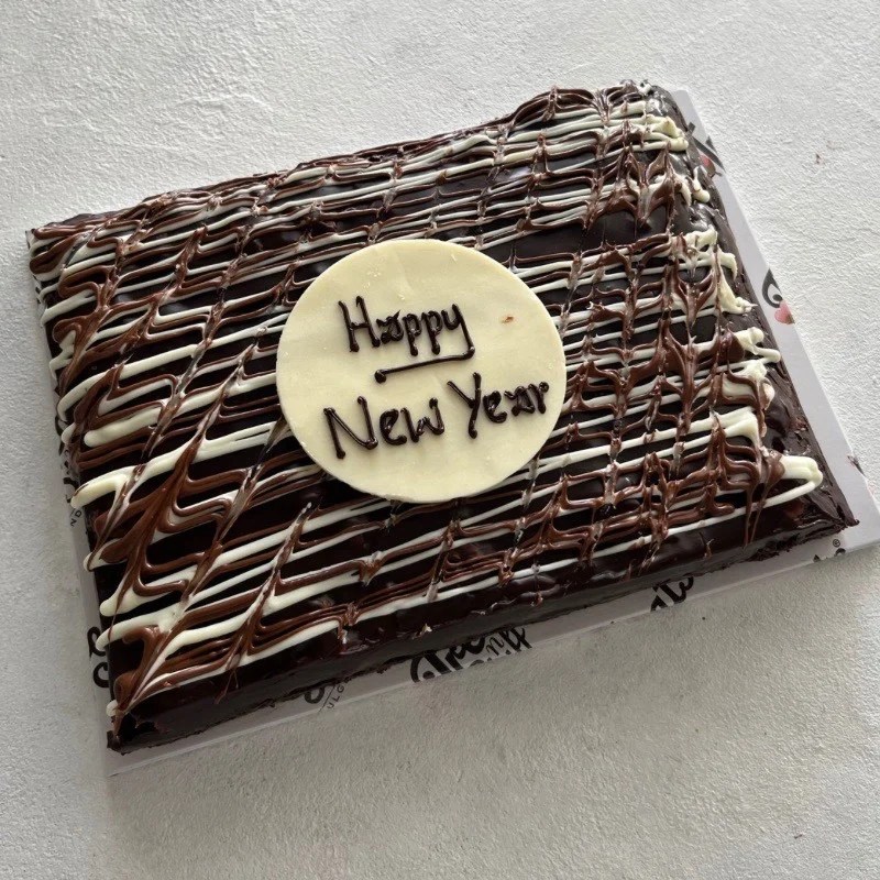 750g Chunky Chocolate Brownie Cake with HAPPY NEW YEAR