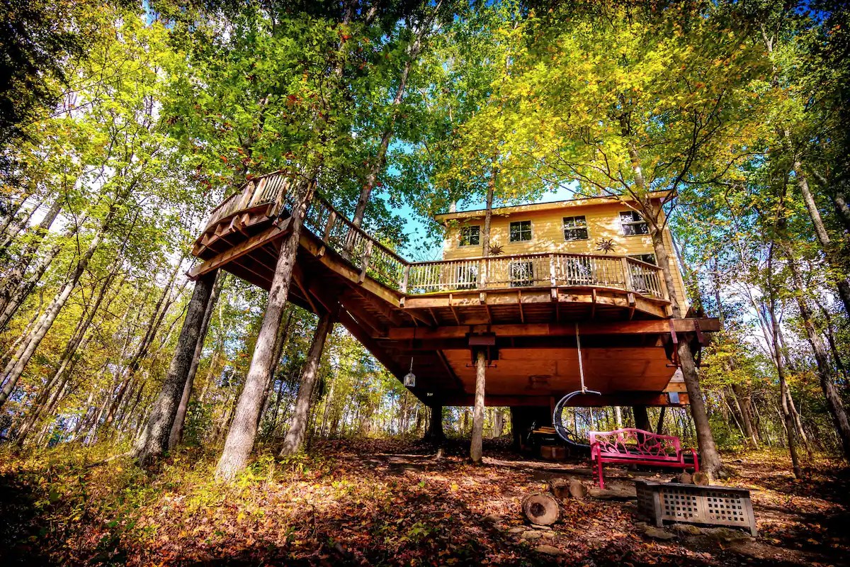 Treehouse off-the-grid built by Master Pete Nelson