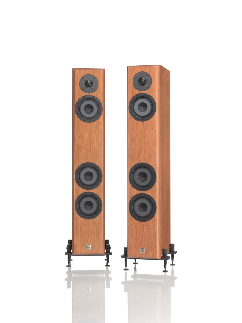 Vienna Acoustics Bach Grand VJ-1BG（左） Vienna Acoustics Beethoven Concert Grand Reference