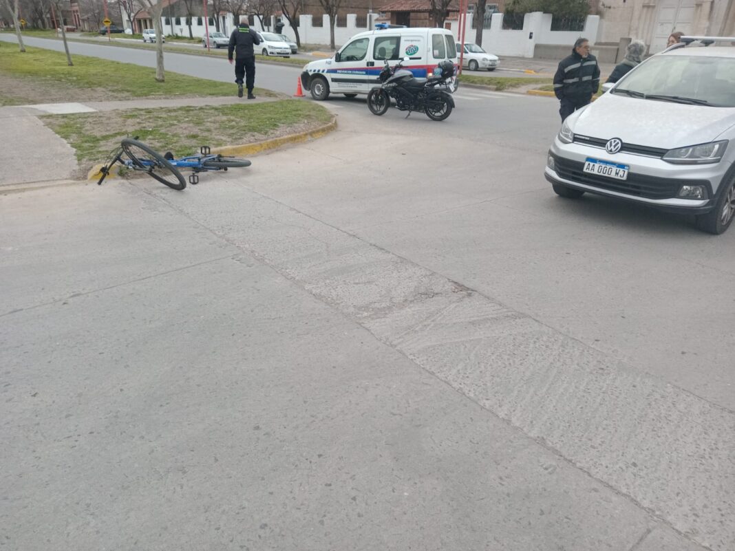 Accidente de tránsito en la intersección de calle Pueyrredón y Av. Libertad