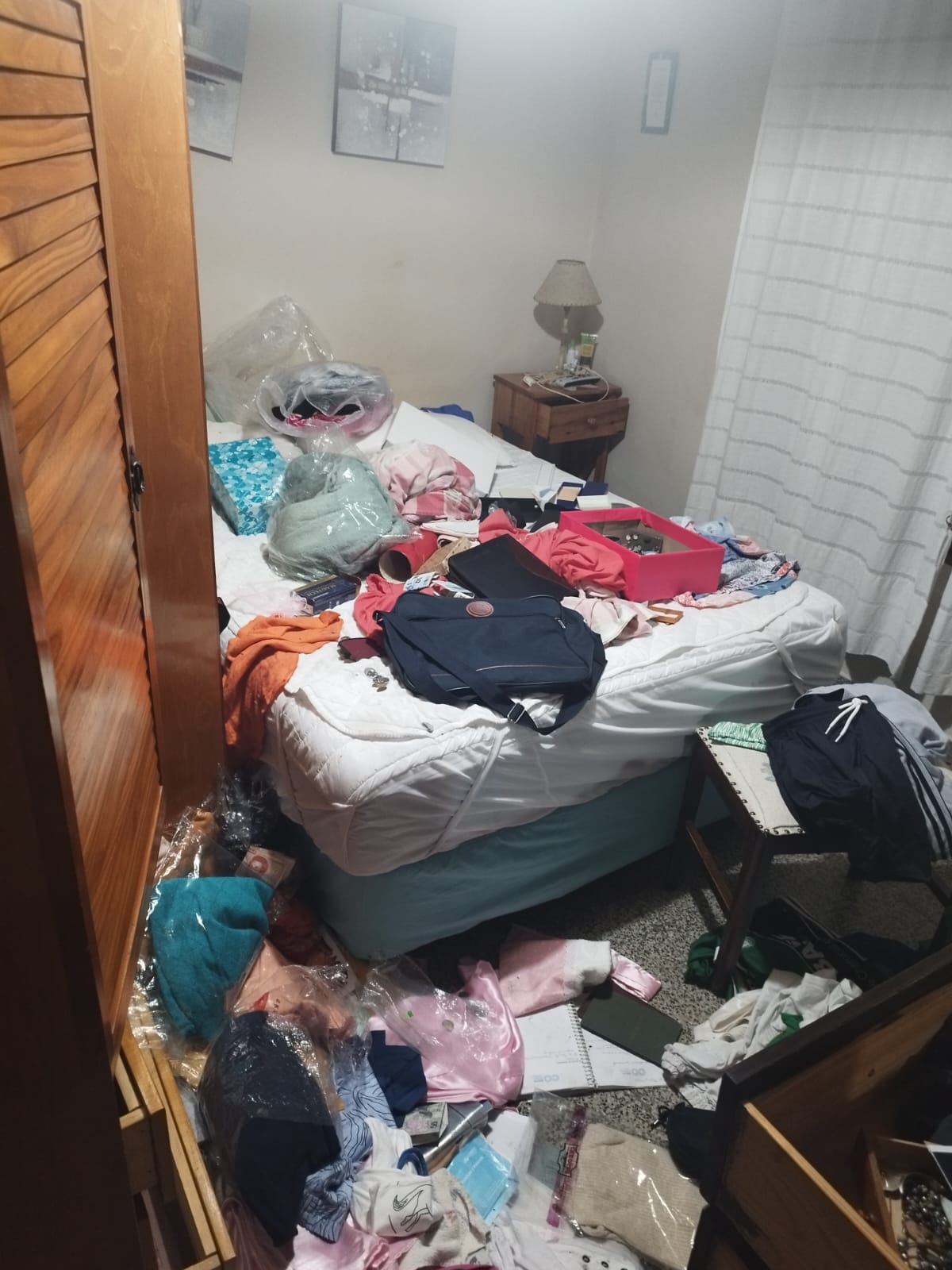 Investigan un robo en la casa de un policía retirado