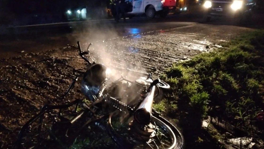 Bahía Blanca: atropelló a un perro y su moto se prendió fuego