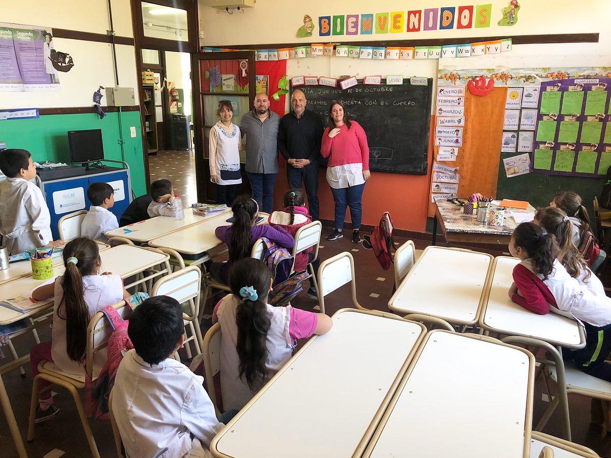 Pablo Garate entregó mobiliario escolar a cuatro escuelas de Tres Arroyos. 