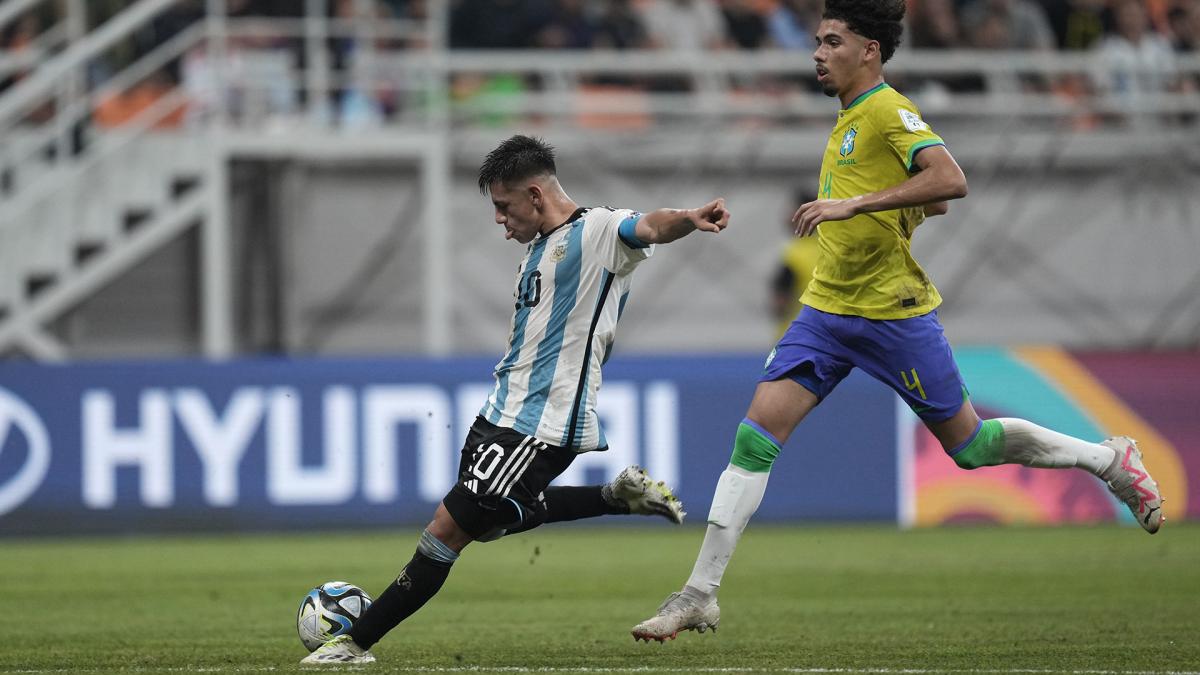 Endiablado e histórico: Echeverri «la rompió» con un triplete a Brasil