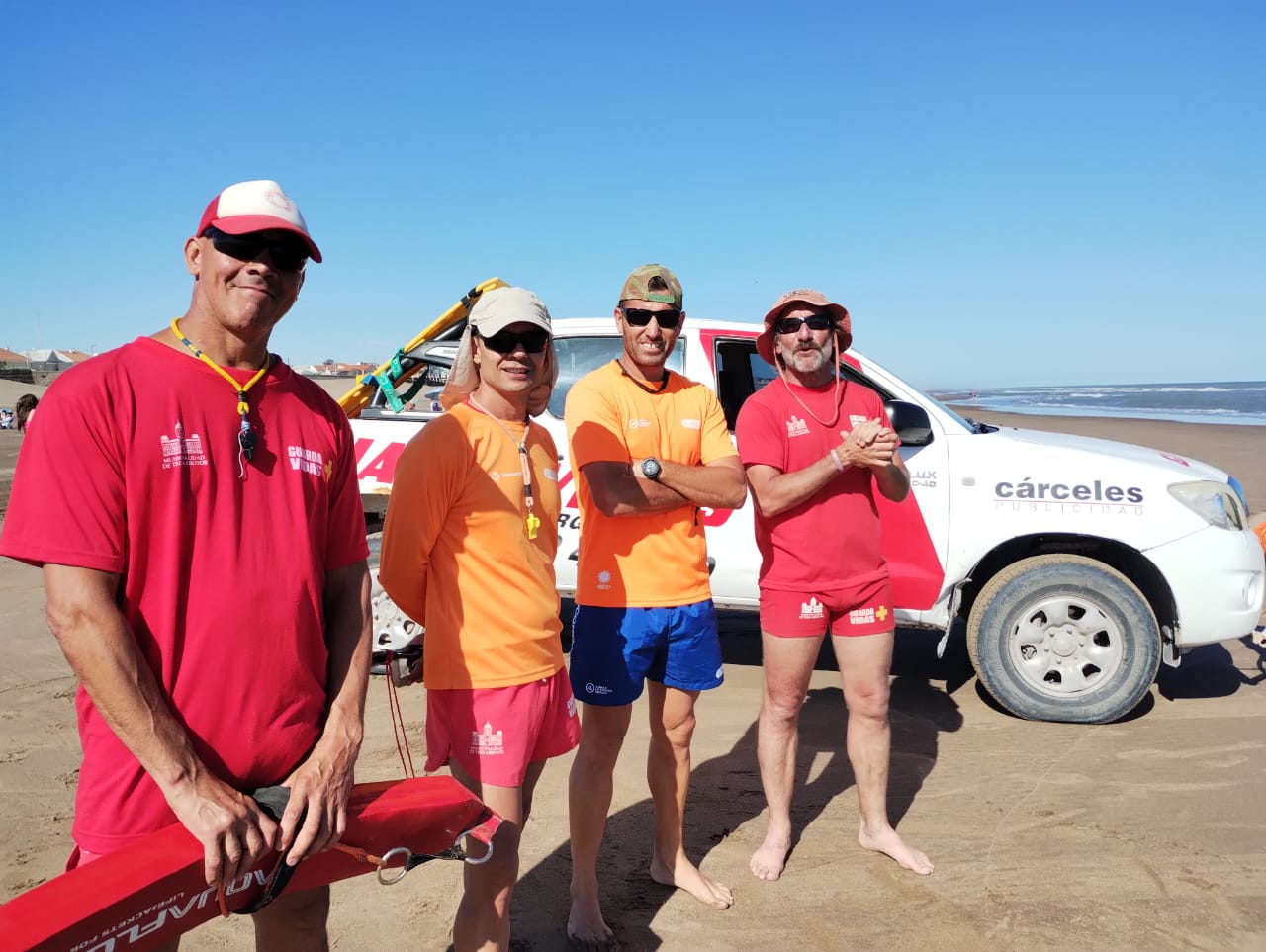 Los guardavidas trabajan de forma activa en las playas de Claromecó
