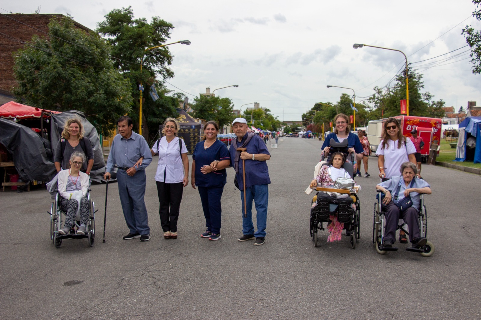 Se realizó la tradicional caminata por La Fiesta Del Trigo de los residentes del Geriátrico Municipal