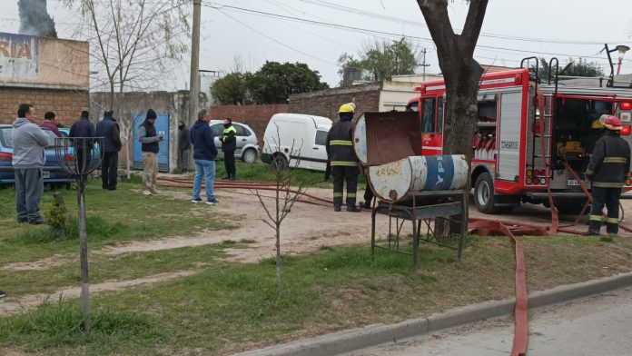Incendio en un taller de avenida Caseros causó graves daños sin dejar heridos