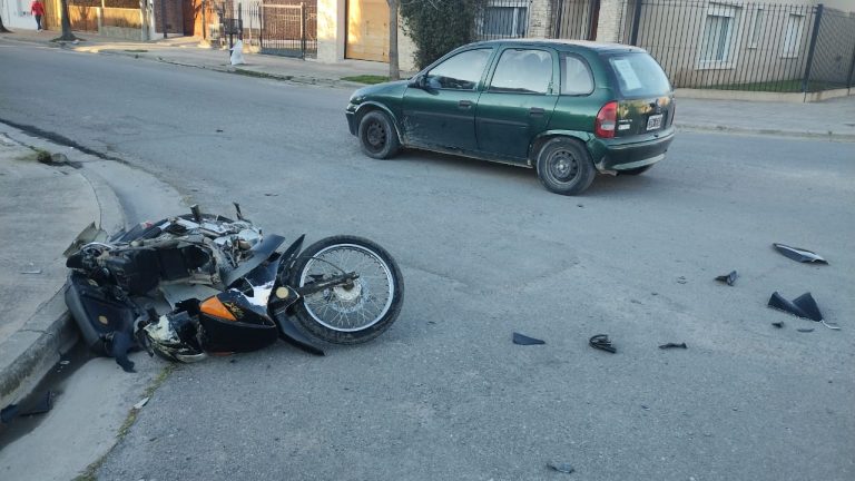Choque entre una motociclista sin casco y un auto, fue trasladada al hospital con lesiones leves