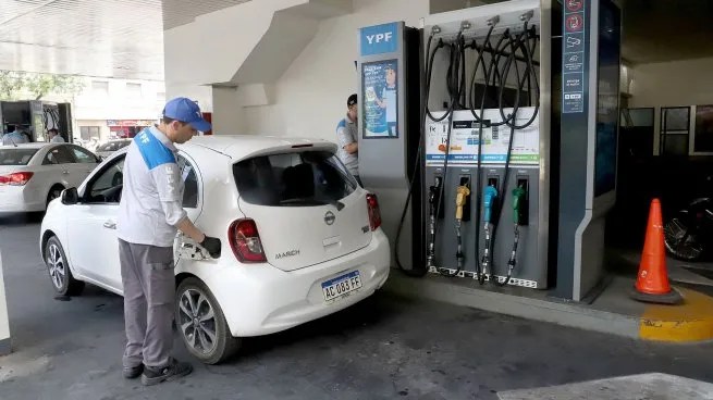 Combustibles: YPF confirmó baja de precios, pero por devaluación e impuestos se sentirá menos en surtidores