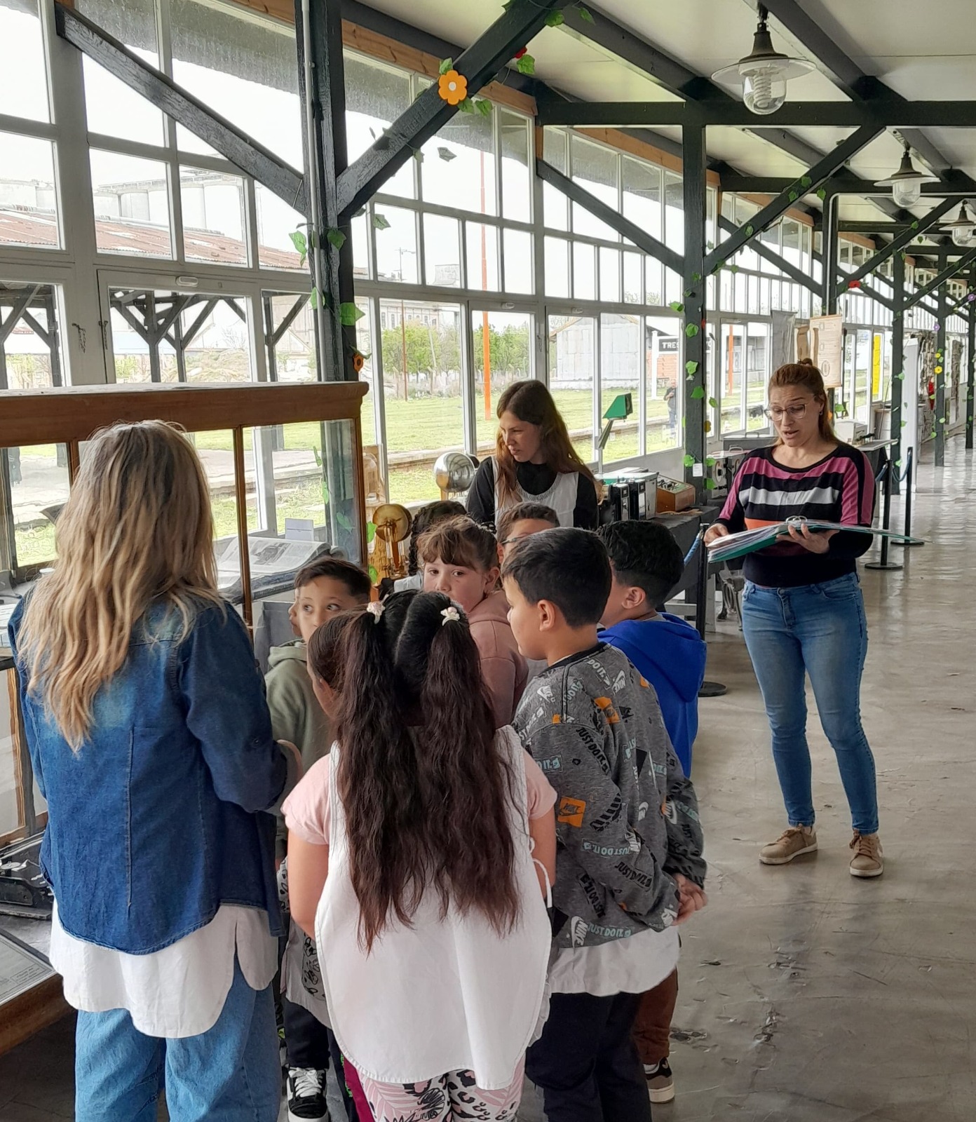 ALUMNOS DE DIFERENTES ESTABLECIMIENTOS EDUCATIVOS VISITAN EL CENTRO CULTURAL LA ESTACIÓN