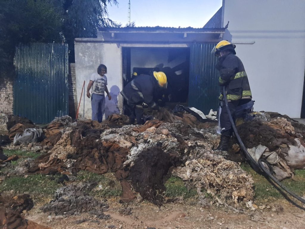 Se quemaron lanas en un depósito