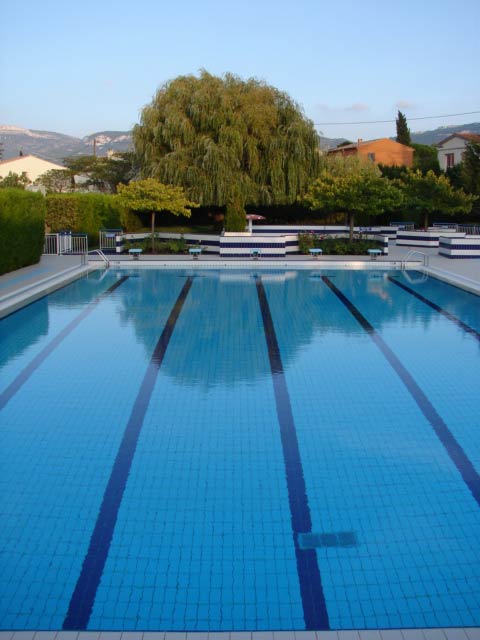 Renovation D Une Piscine En Beton A Trets Accent Du Sud Carrelage Exterieur Piscine Dallage Piscine Piscine Amenagement Paysager