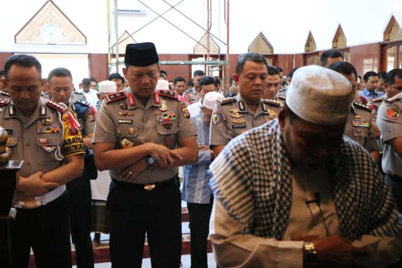 Dukung Pemilu Damai, Polda Kaltim Gelar Sholat Jumat dan Doa Bersama 1 WhatsApp Image 2019 03 29 at 12.18.56