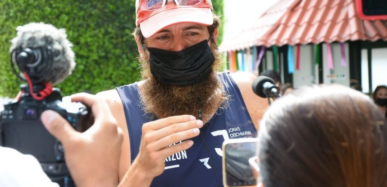 Maratonista mundial visita Lagos de Moreno como parte de su ruta por México