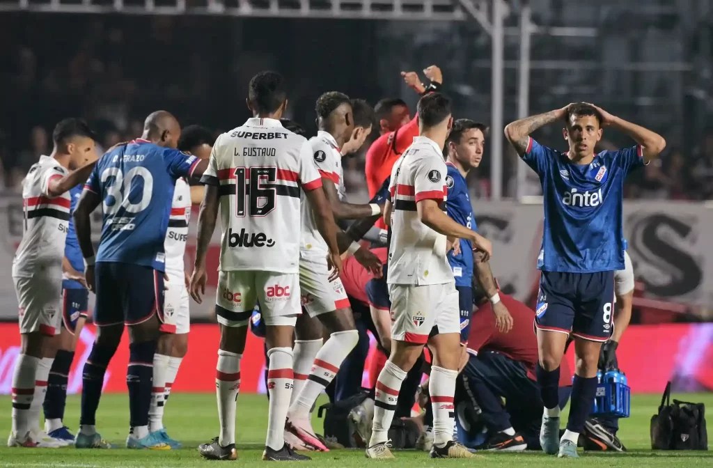Juan Izquierdo de Nacional de Montevideo se desvaneció en la cancha; está grave