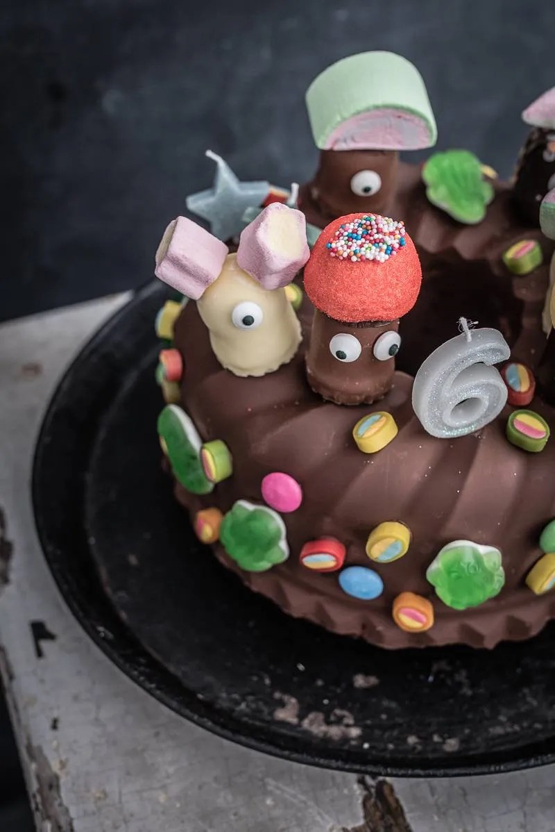 Genauer genommen, alle trockenen kuchen. Kindergeburtstag Marmorkuchen mit Schokoglasur