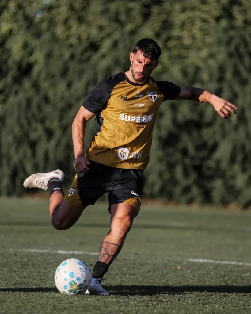 Calleri assina renovação e fica no São Paulo