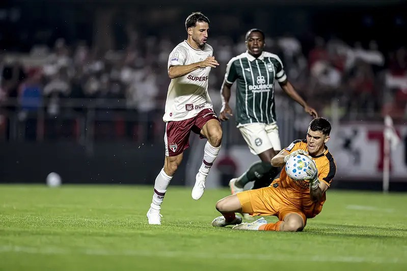 Calleri dá razão à torcida após vaias e reclama de pênalti não marcado