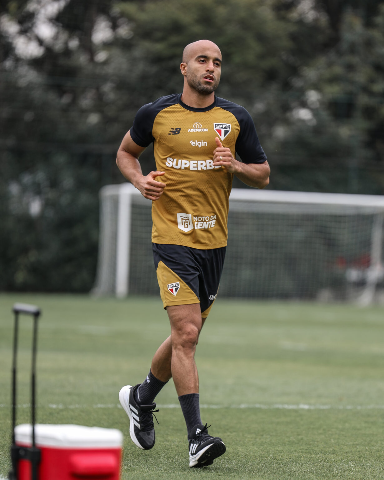 Lucas aparece em campo se movimentando em treino