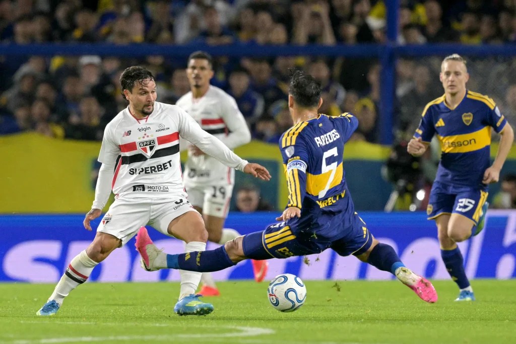 São Paulo desperdiça chances no primeiro tempo e perde ida contra o Boca