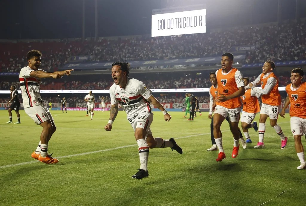 São Paulo cresce com Lucas, vence e mantém Vasco perto do Z4