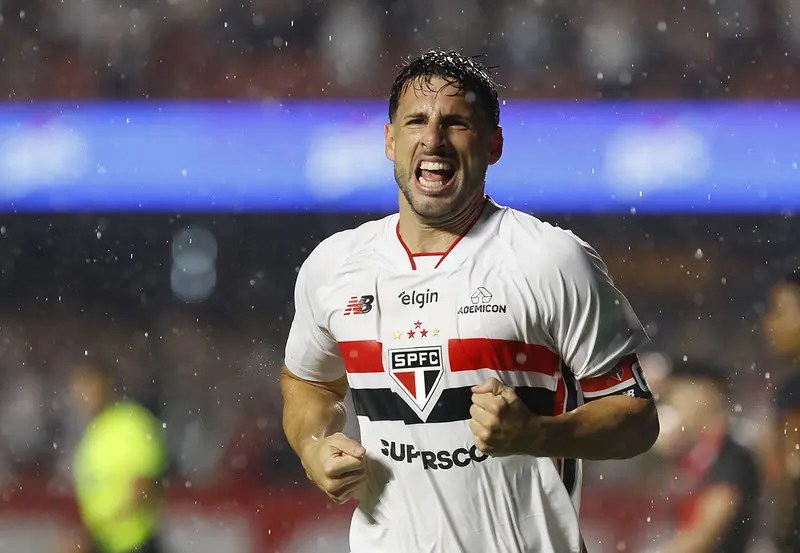 Calleri faz dois gols, SP vence o Vitória e ganha fôlego no Brasileirão