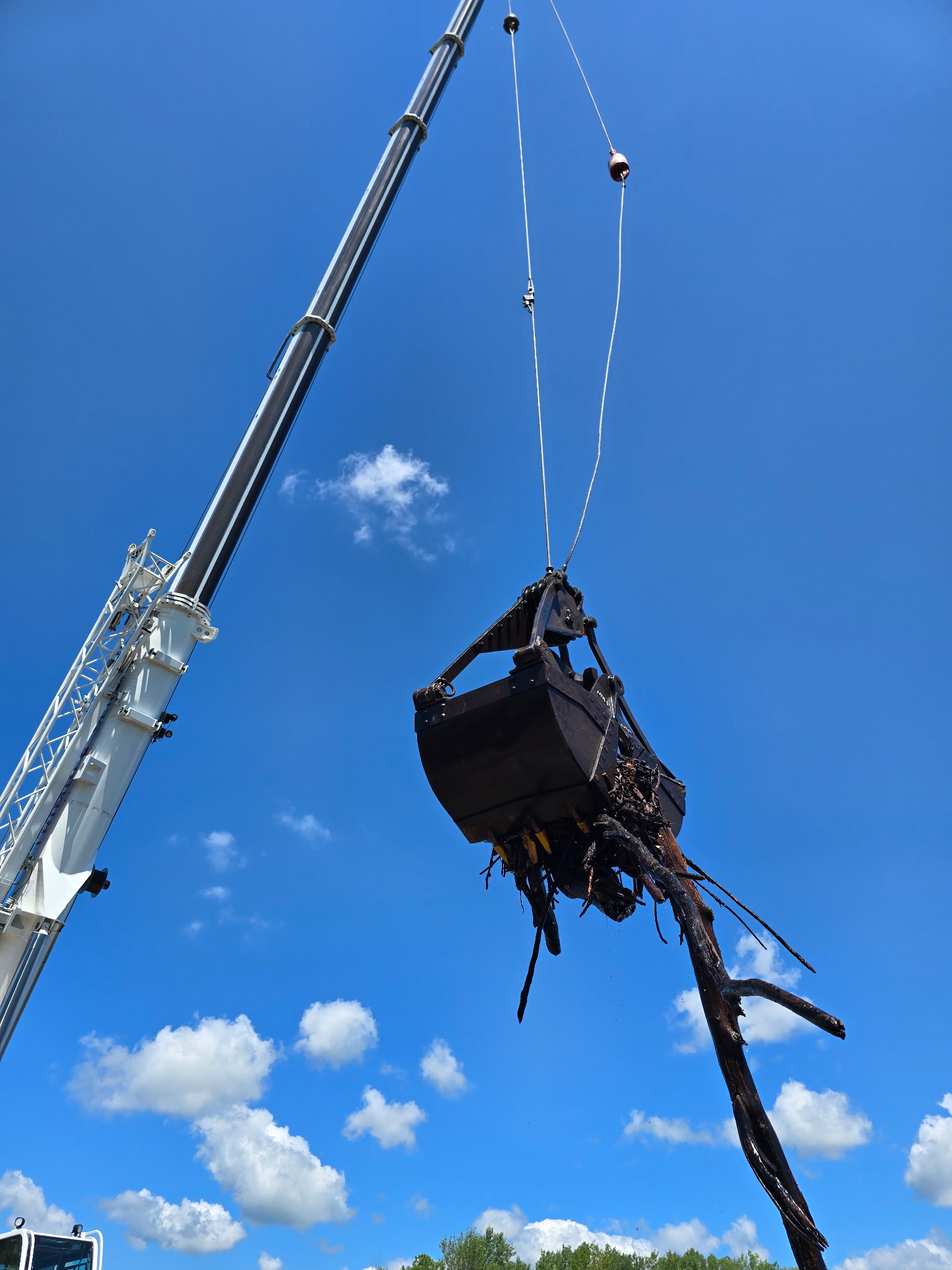 Clam shell bucket set up with two crane lines on Tadano AC 4.080-1