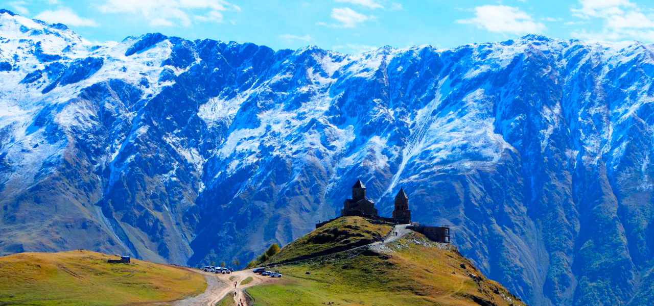 Главной достопримечательностью этого курорта является кавказская природа, выражающаяся в реках, хвойных и лиственных лесах, горах, водопадах, озерах, ущельях и перевалах. Kazbegi Na Beregu Neba Individualnyj Tur Triptoper